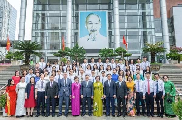 truong-thcs-o-cau-giay-amsterdam