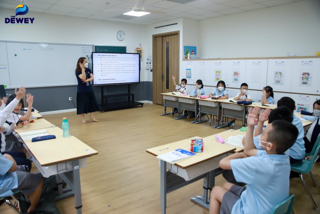 vao-lop-1-cung-dewey-schools