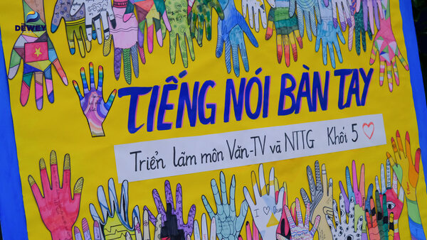 trien-lam-tieng-noi-ban-tay-01
